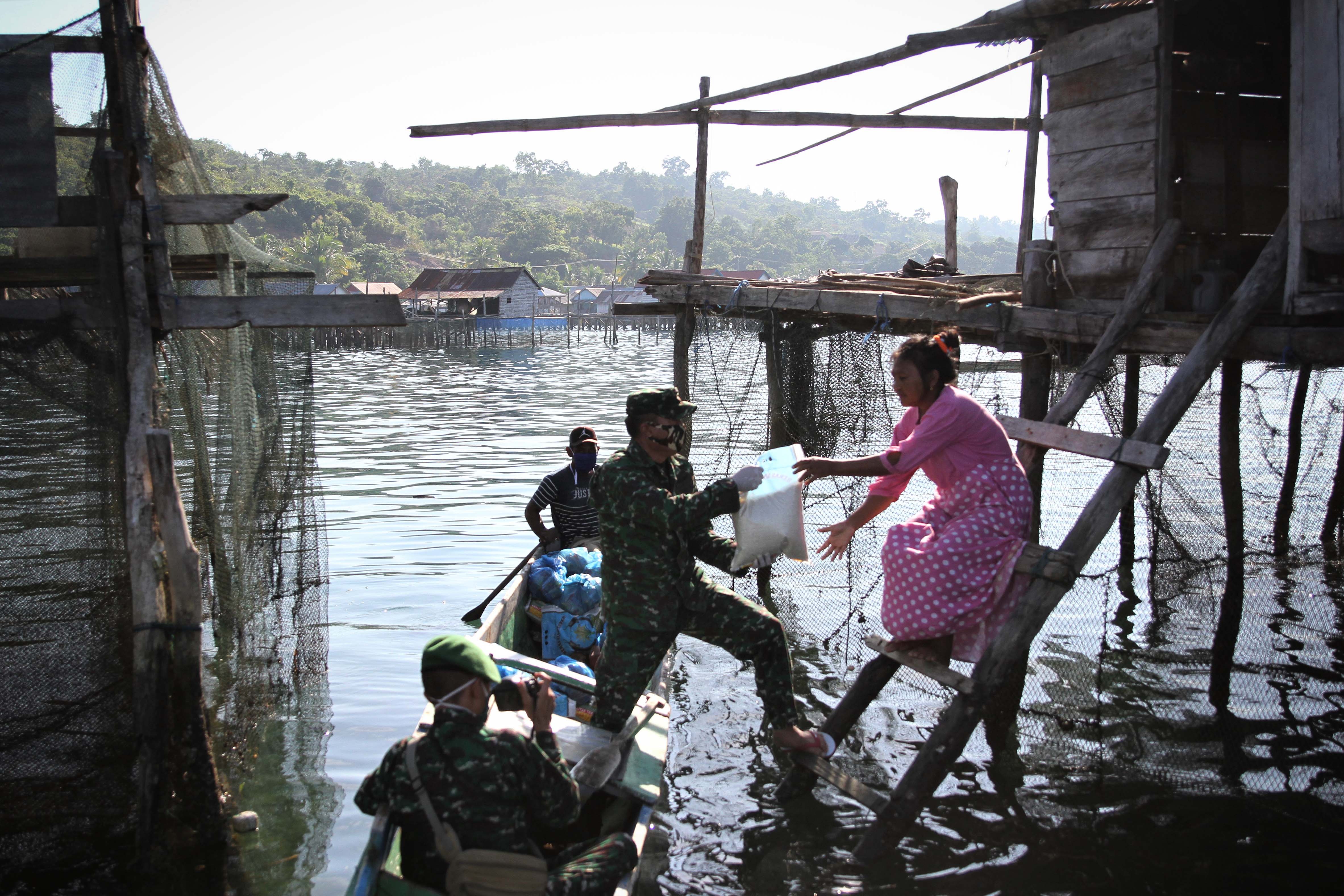 Sembako Gratis Untuk Suku Bajo