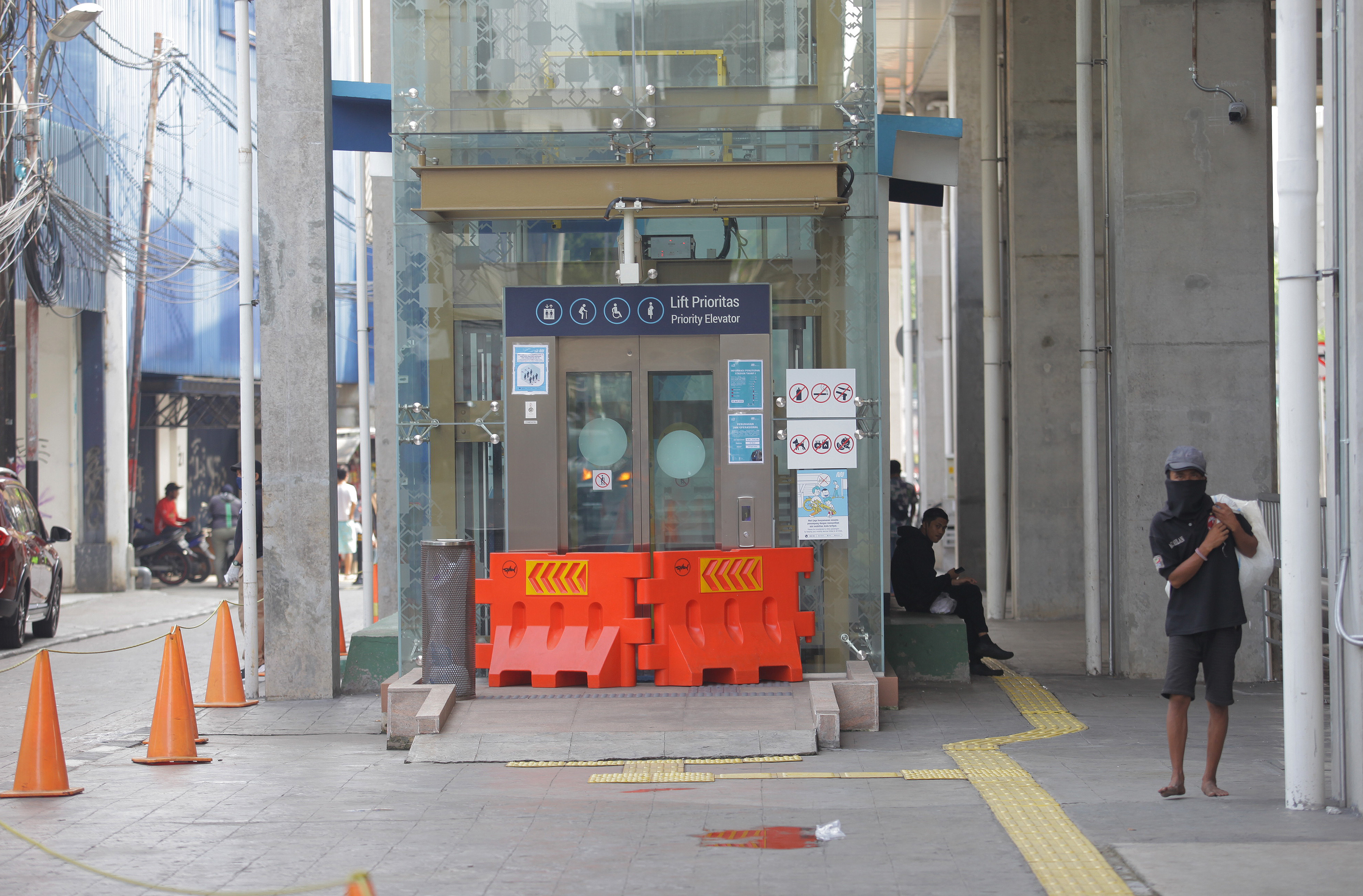 Penutupan 3 Pintu Stasiun MRT 