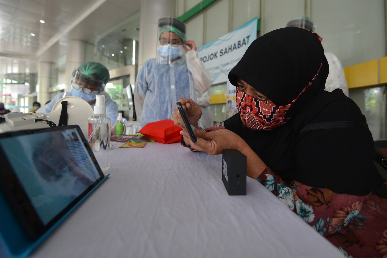 Fasilitas Komunikasi Kerabat Pasien Covid-19 