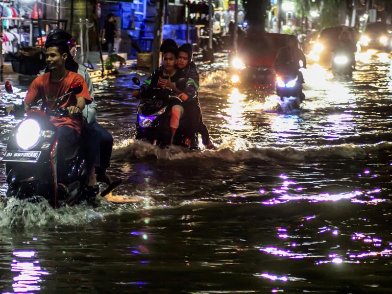 Drainase Tidak Mampu Menampung Air Hujan