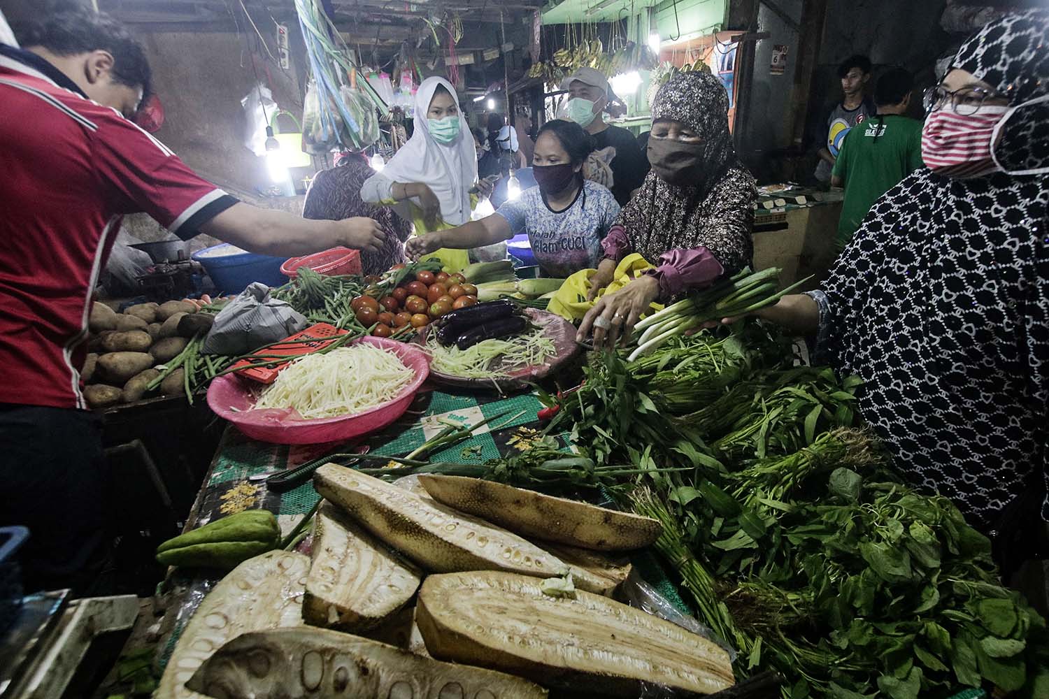 Warga Belanja Kebutuhan Pokok Jelang Ramadan