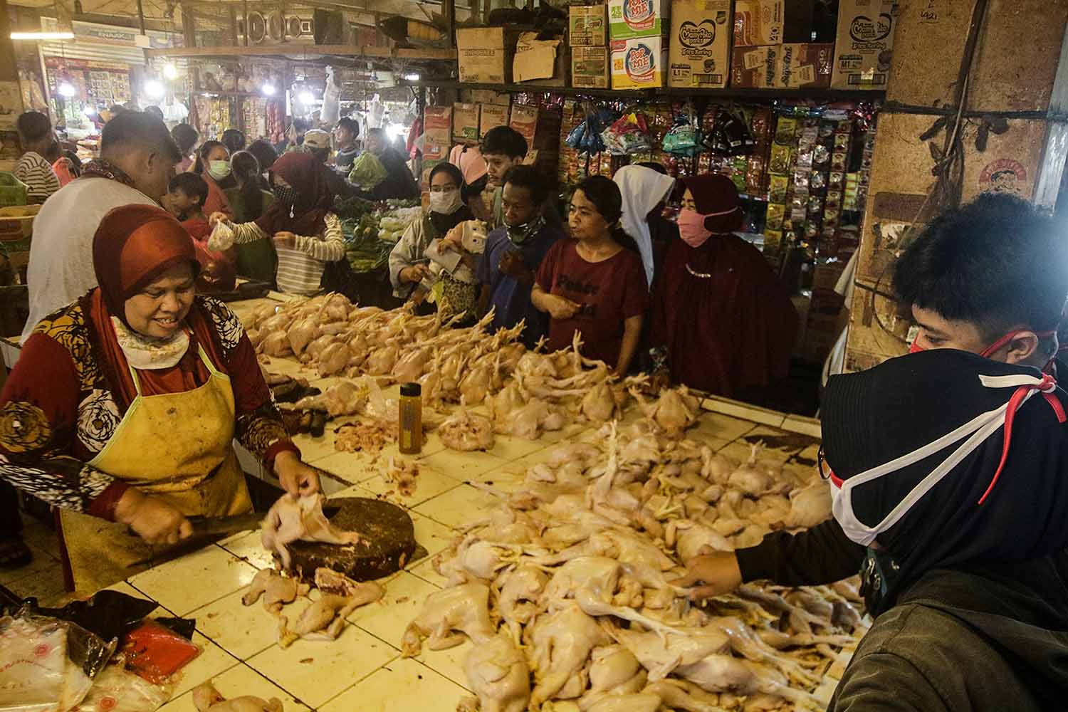Warga Belanja Kebutuhan Pokok Jelang Ramadan