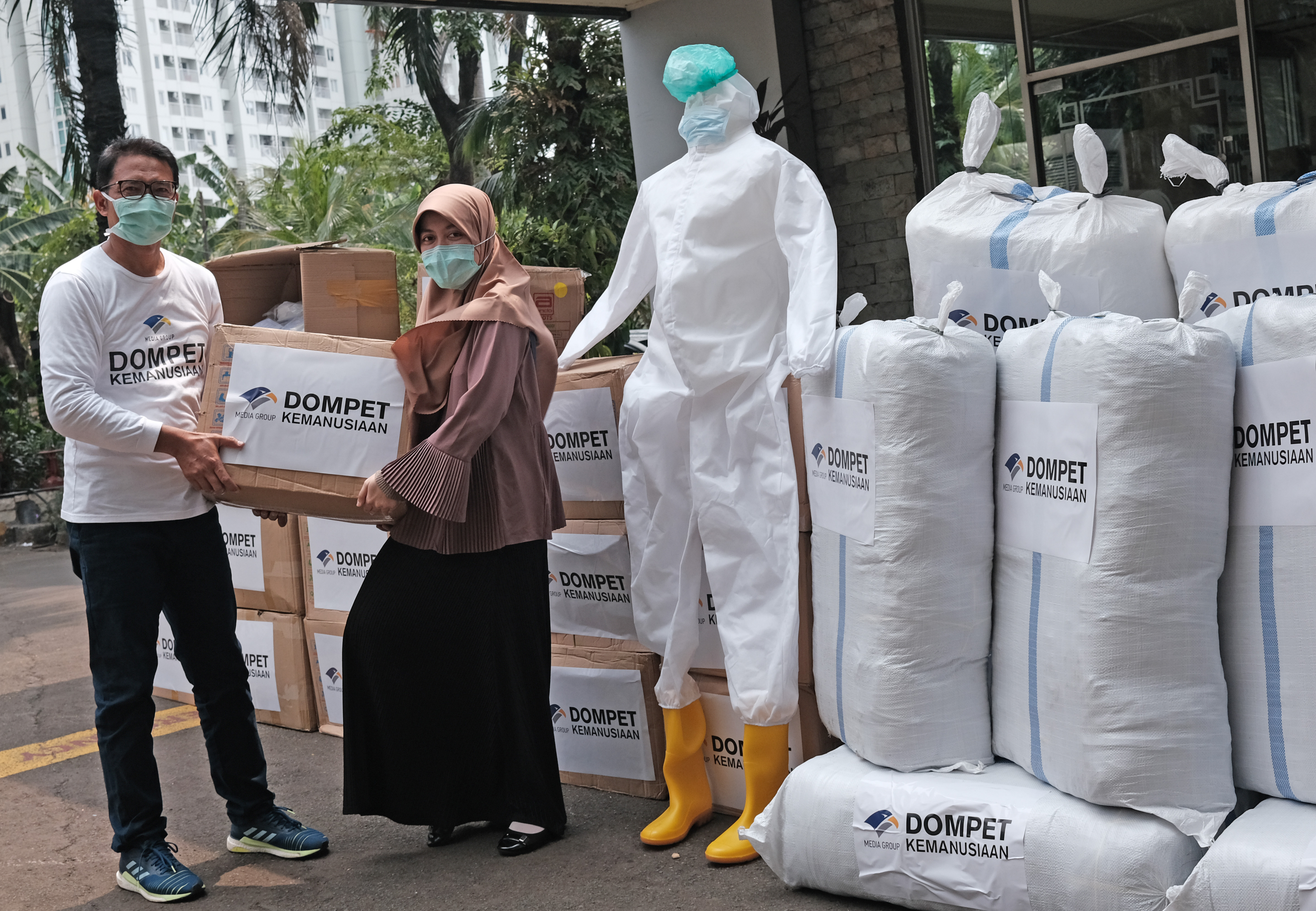 Dompet Kemanusiaan Media Group Serahkan Bantuan APD