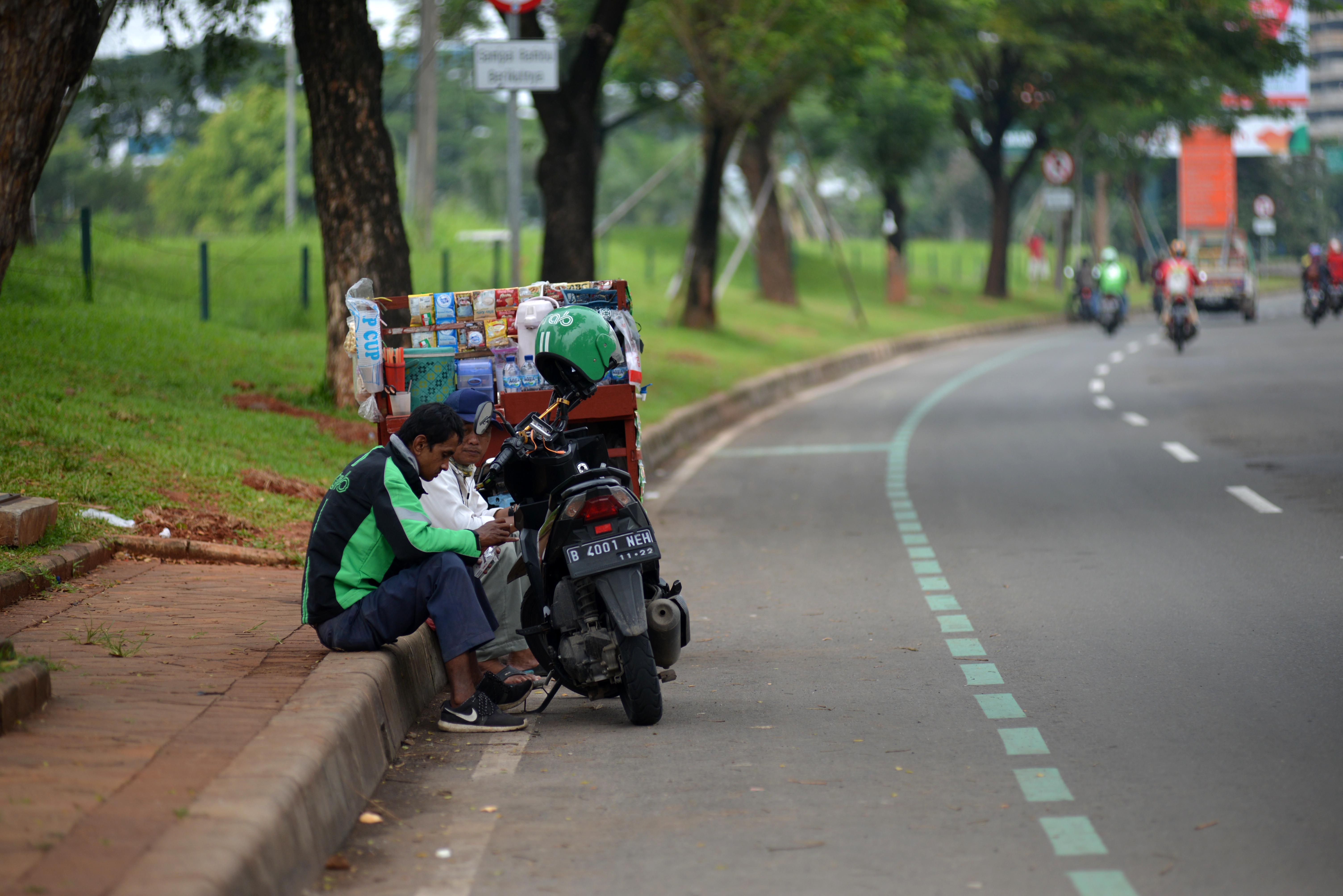 Menunggu Order yang Kian Kendur