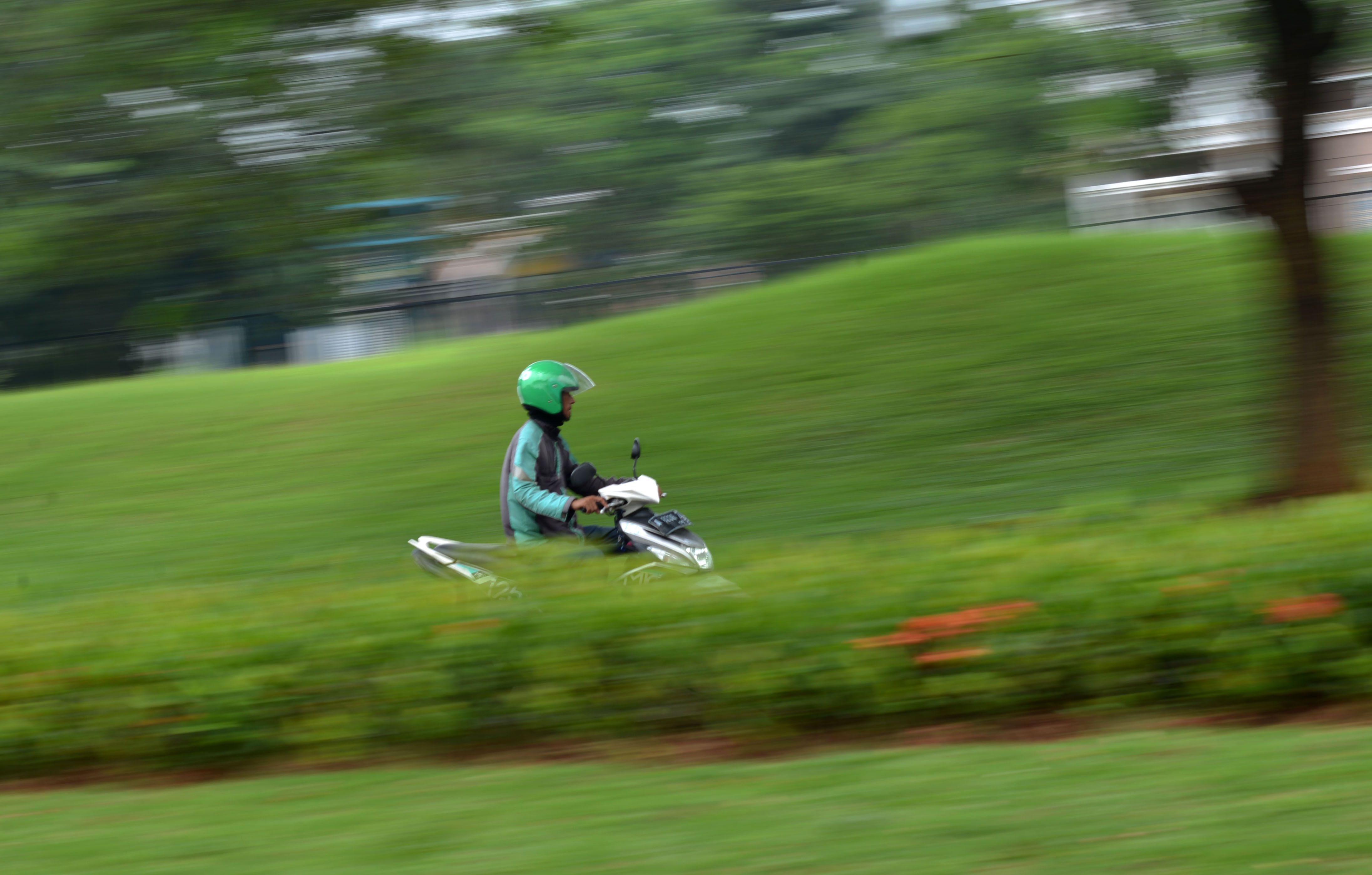 Menunggu Order yang Kian Kendur