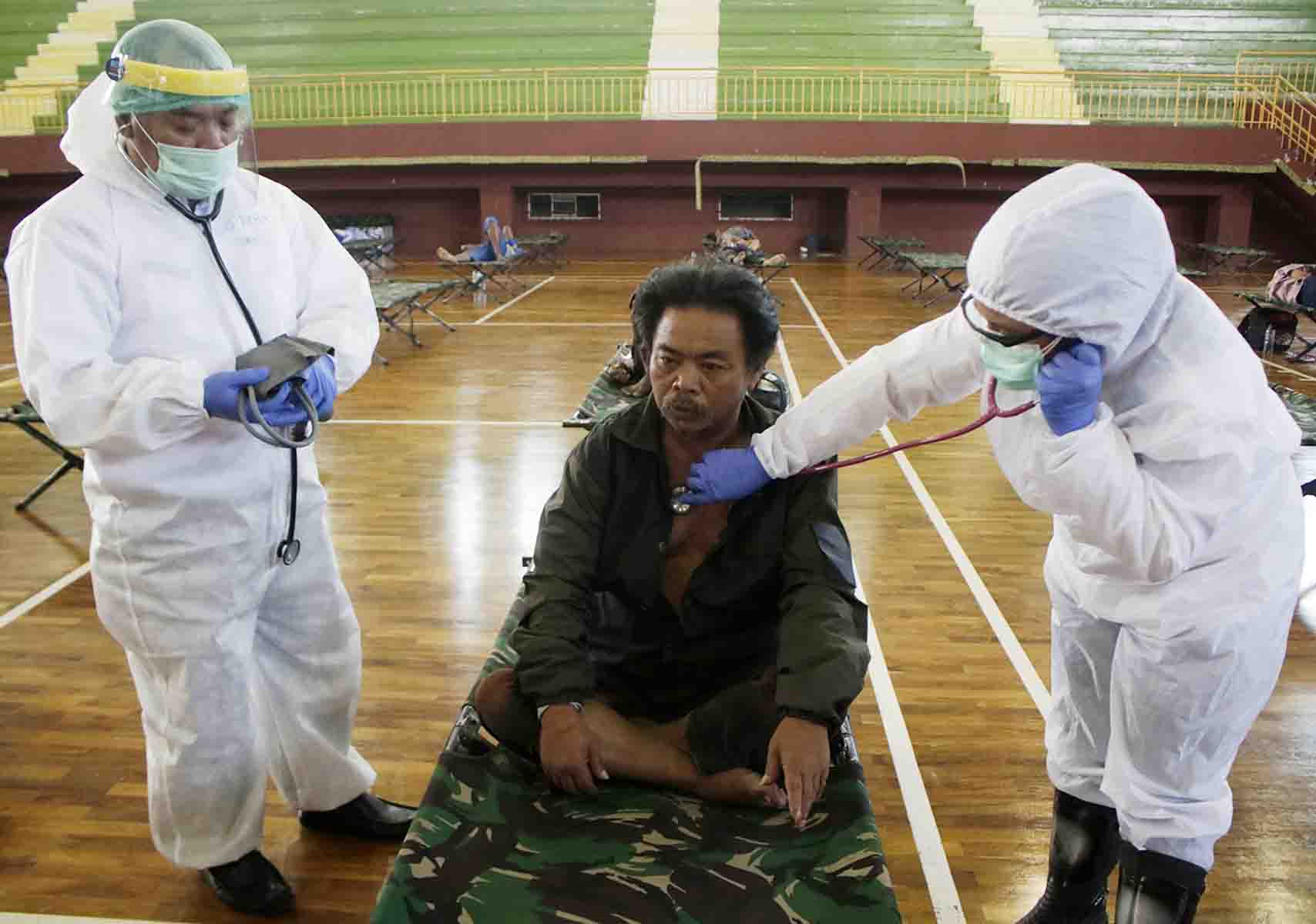 Periksa Kesehatan Tunawisma di GOR Ciracas 