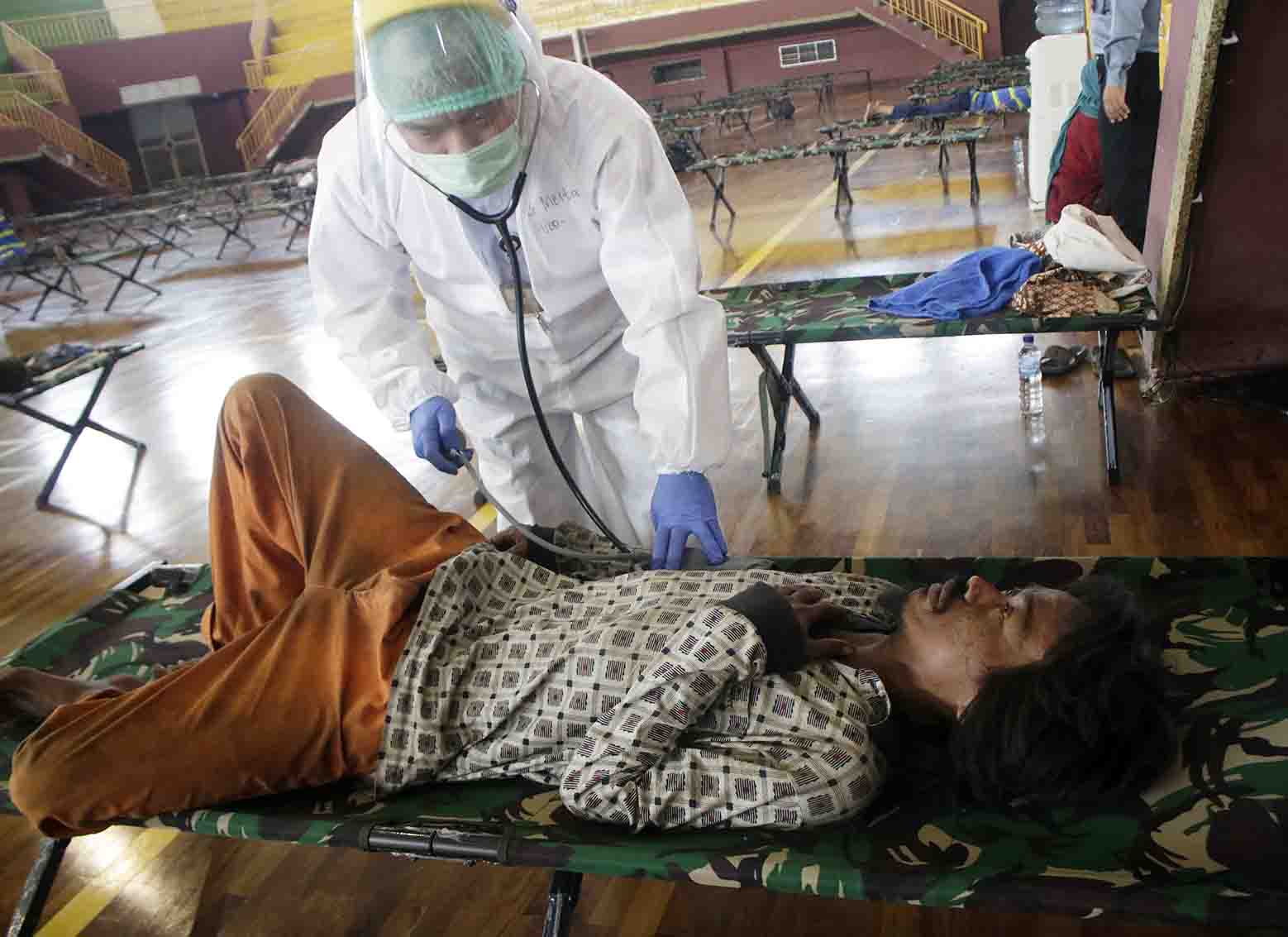 Periksa Kesehatan Tunawisma di GOR Ciracas 