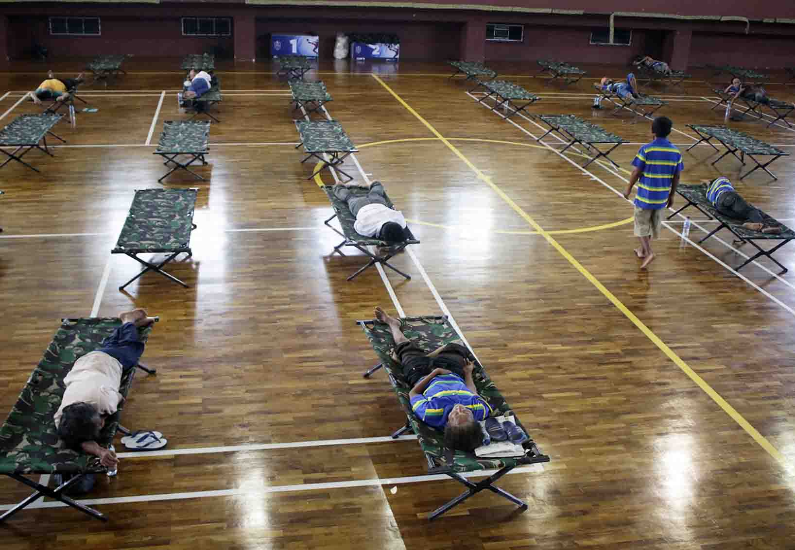 Periksa Kesehatan Tunawisma di GOR Ciracas 