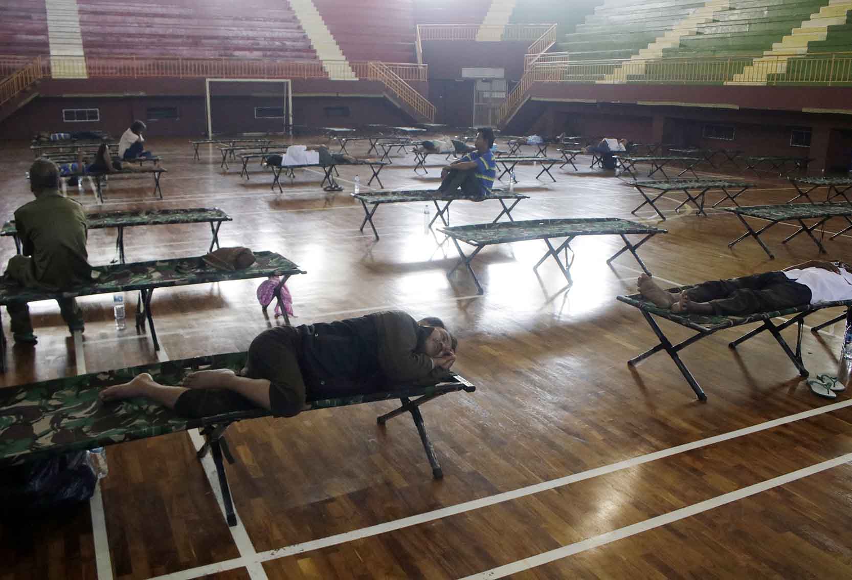 Periksa Kesehatan Tunawisma di GOR Ciracas 