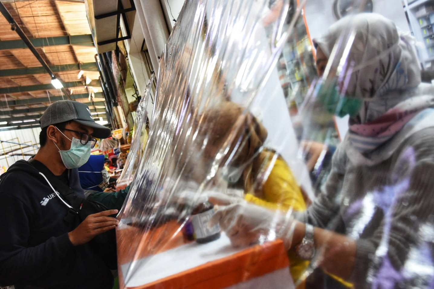 Cegah Covid-19 Toko Diberi Tirai Plastik
