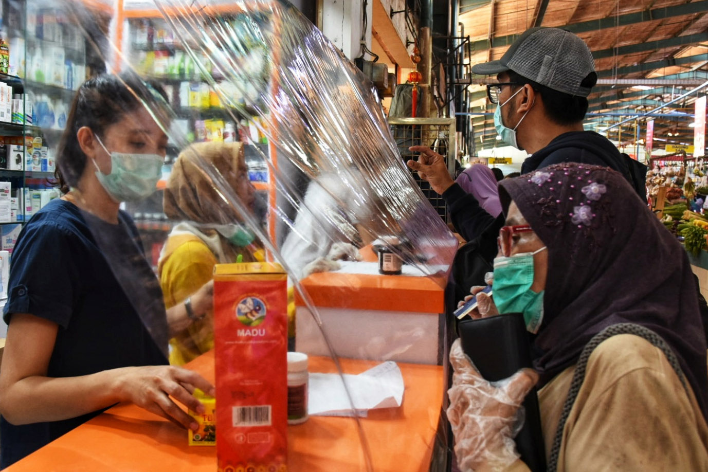 Cegah Covid-19 Toko Diberi Tirai Plastik