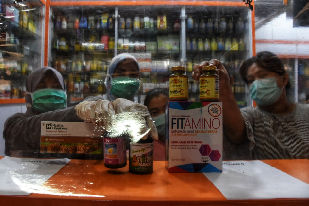 Cegah Covid-19 Toko Diberi Tirai Plastik