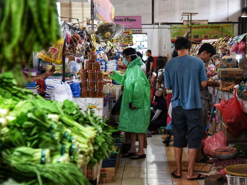 Gunakan Jas Hujan Saat Berbelanja