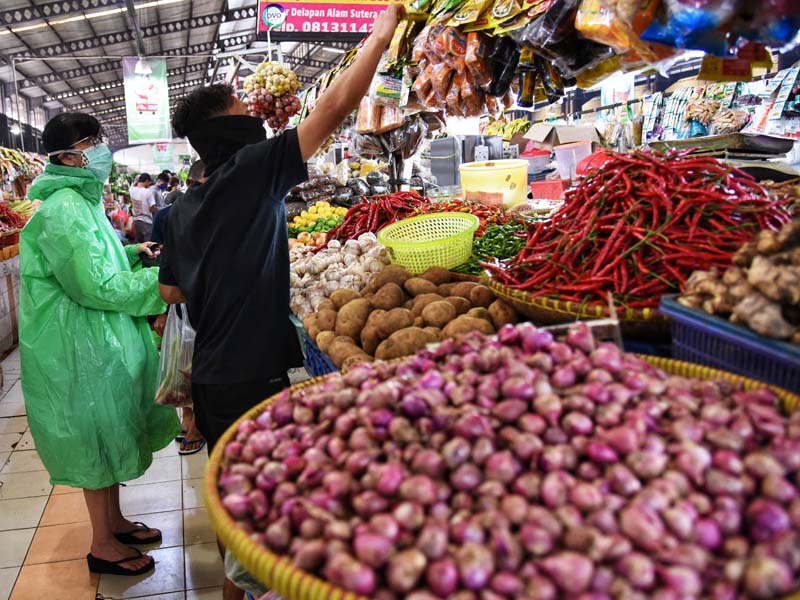 Gunakan Jas Hujan Saat Berbelanja