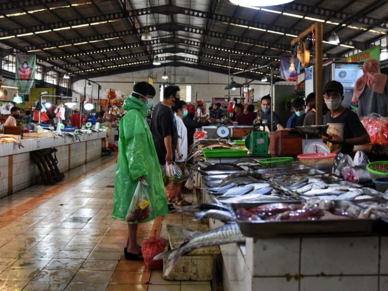 Gunakan Jas Hujan Saat Berbelanja