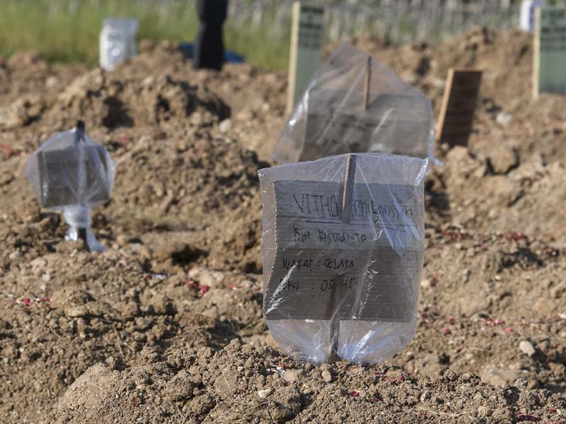 Kardus Dan Plastik Untuk Mengenal Makam Covid-19