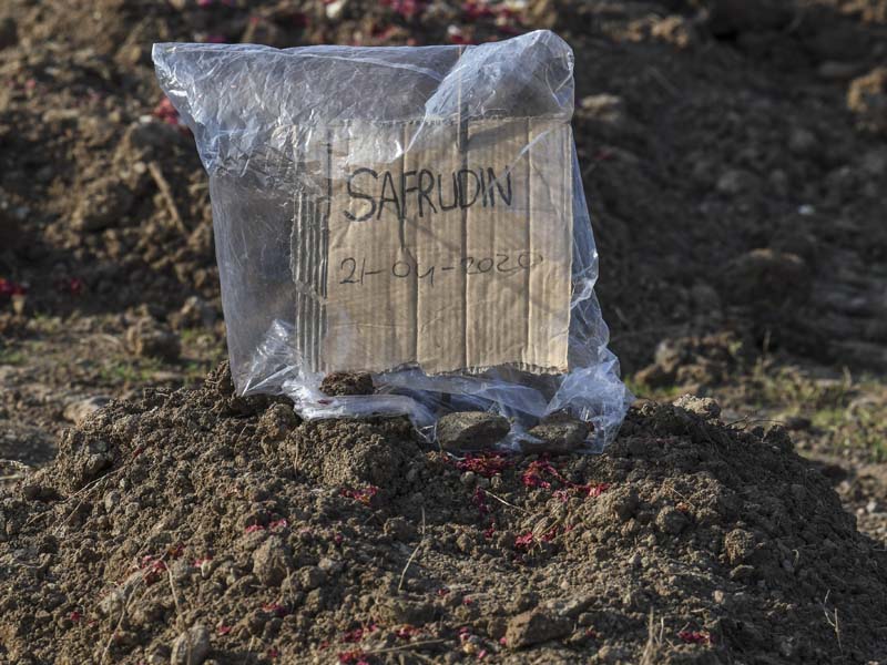 Kardus Dan Plastik Untuk Mengenal Makam Covid-19