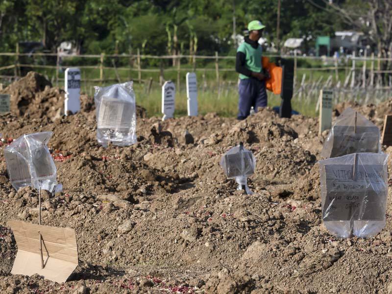 Kardus Dan Plastik Untuk Mengenal Makam Covid-19
