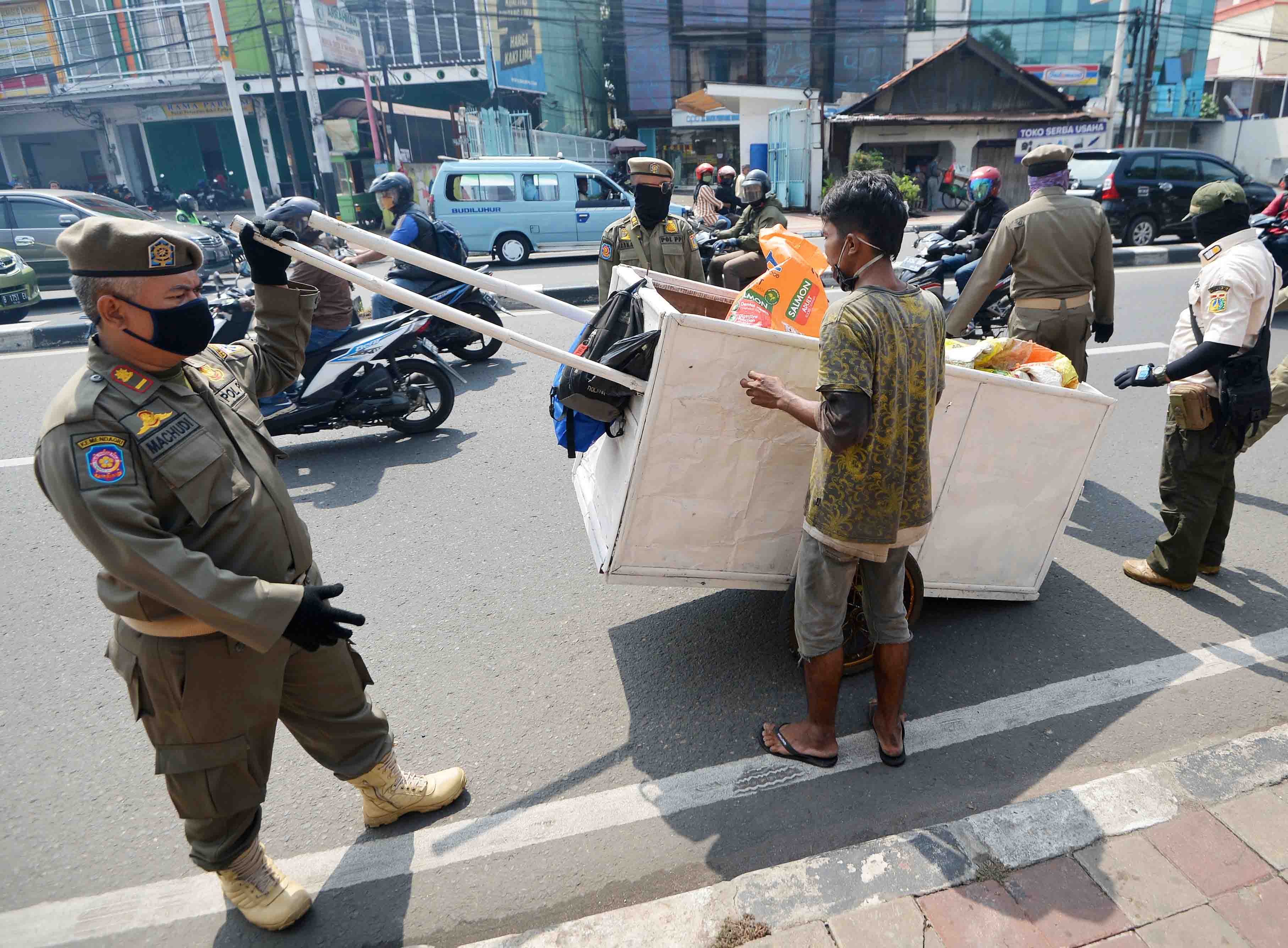 Pemulung Memohon Tidak Dirazia Satpol PP  
