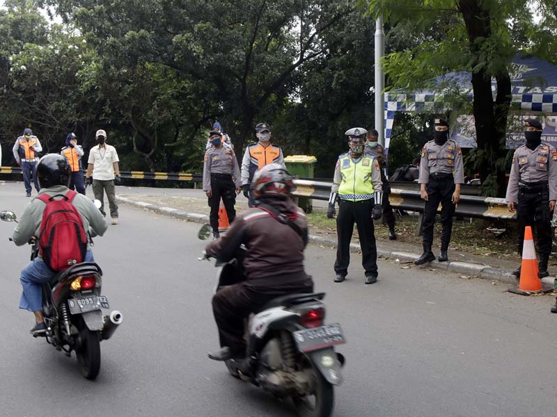 Pengawasan PSBB Di Perbatasan Depok-Jakarta