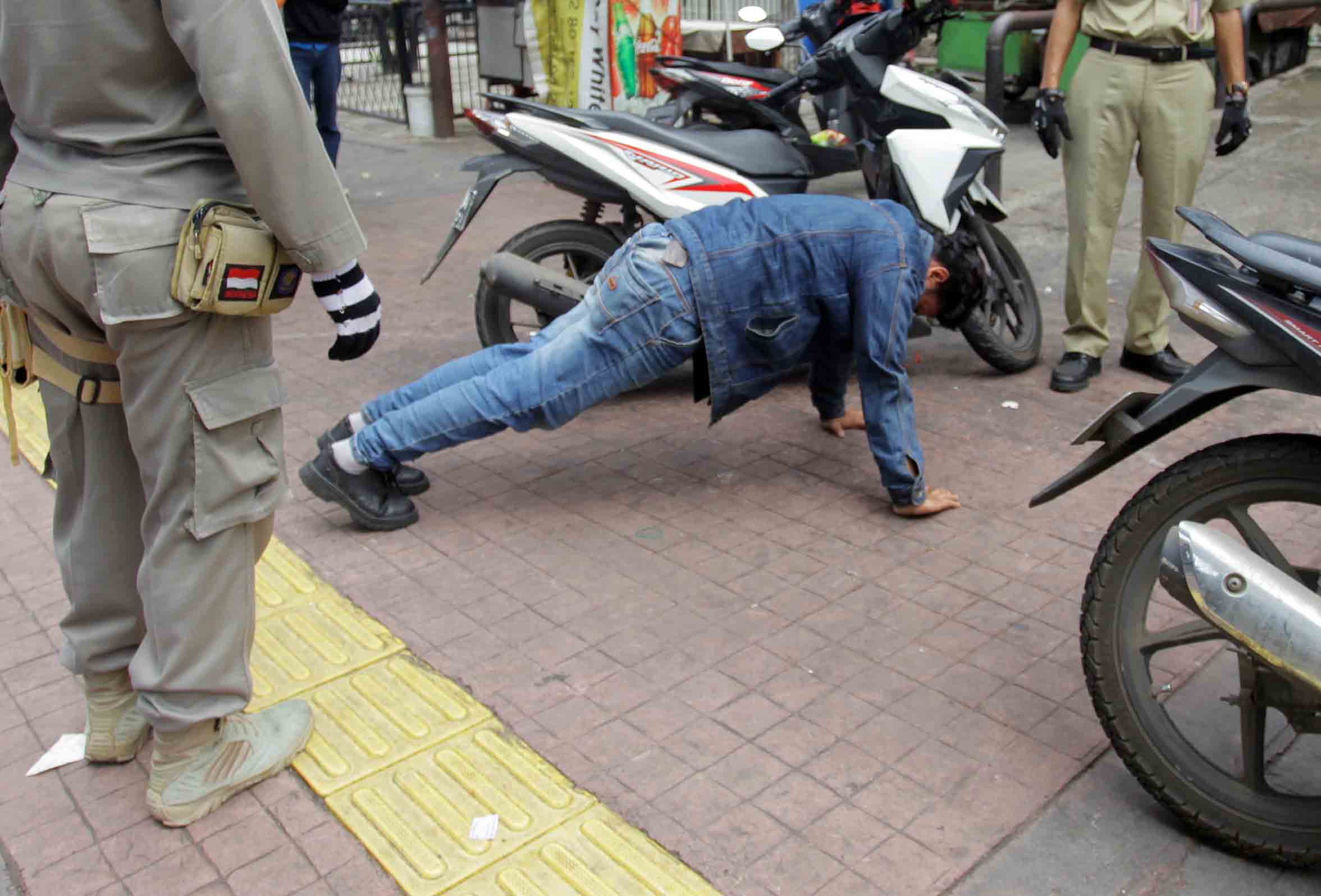 Tak Pakai Masker di Jalan Fatmawati Dihukum Push Up 