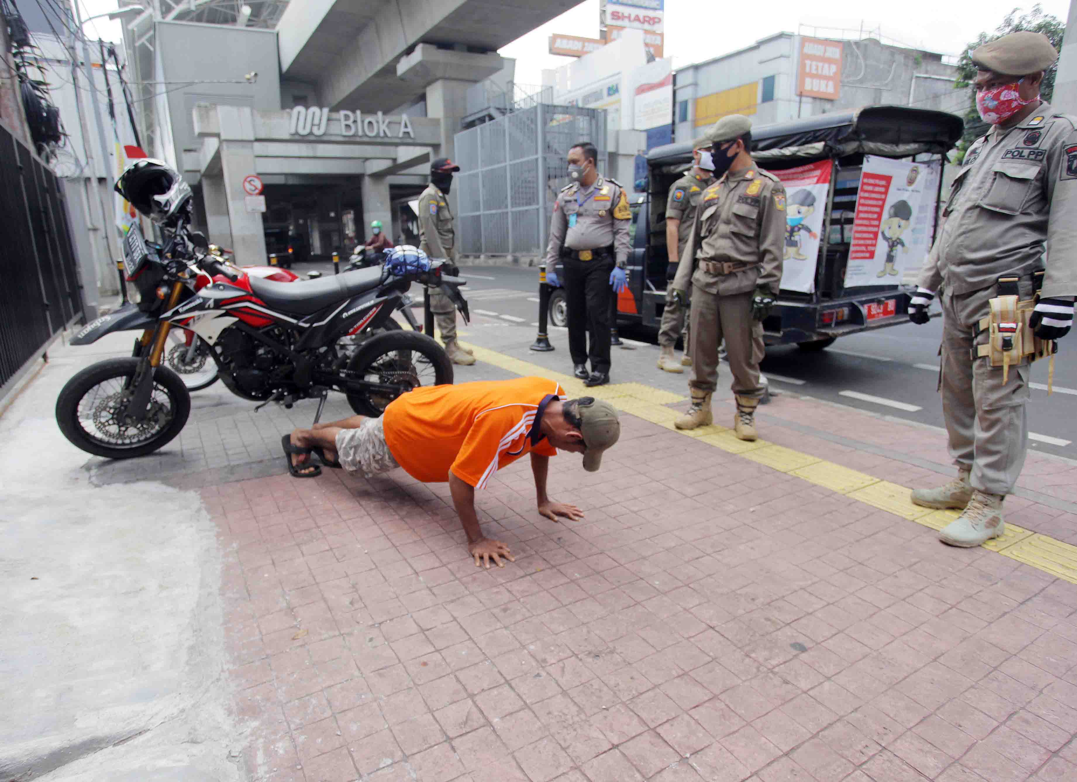 Tak Pakai Masker di Jalan Fatmawati Dihukum Push Up 