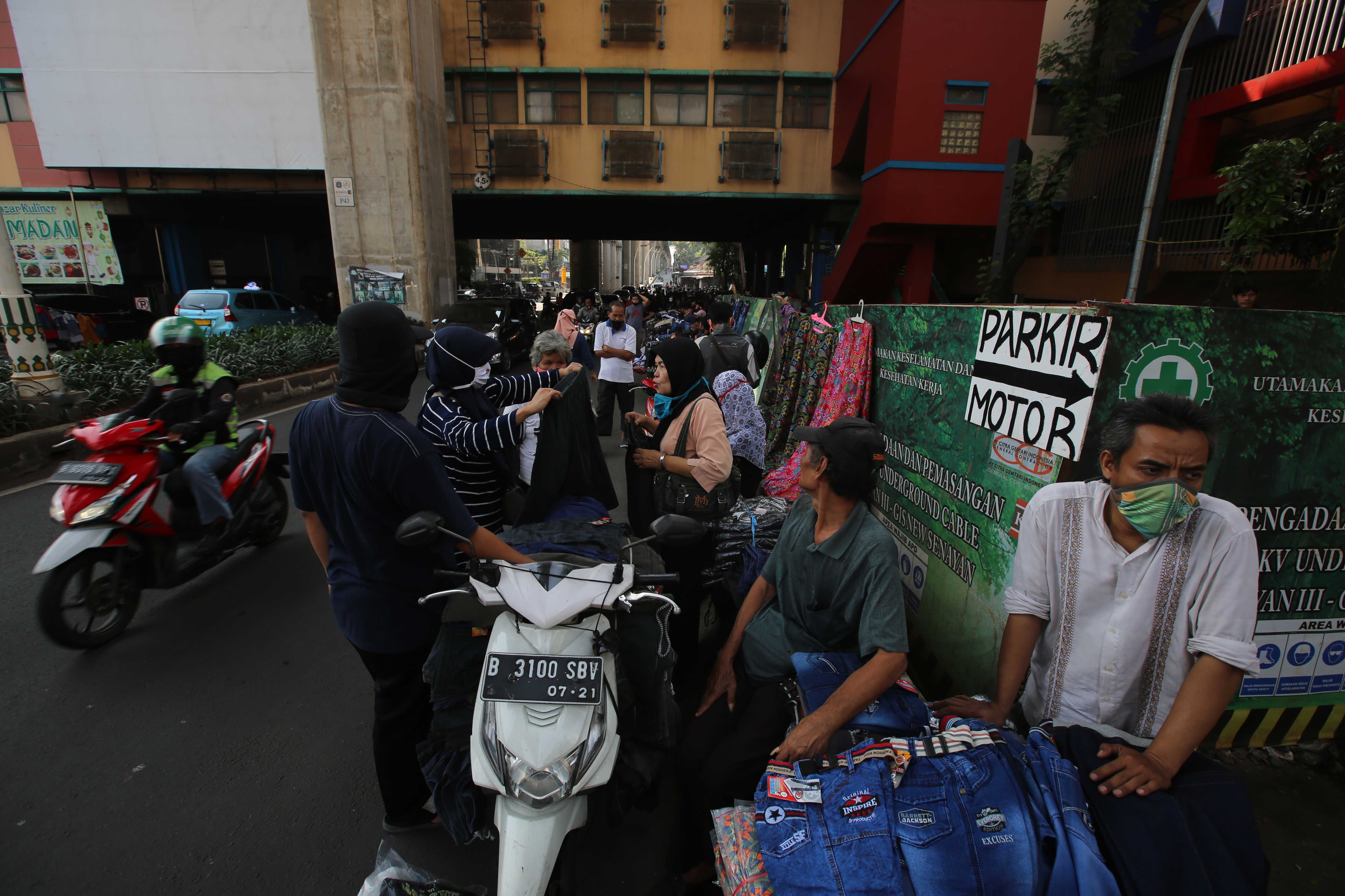 Pedagang Pasar Cipulir Jualan di Tepi Jalan