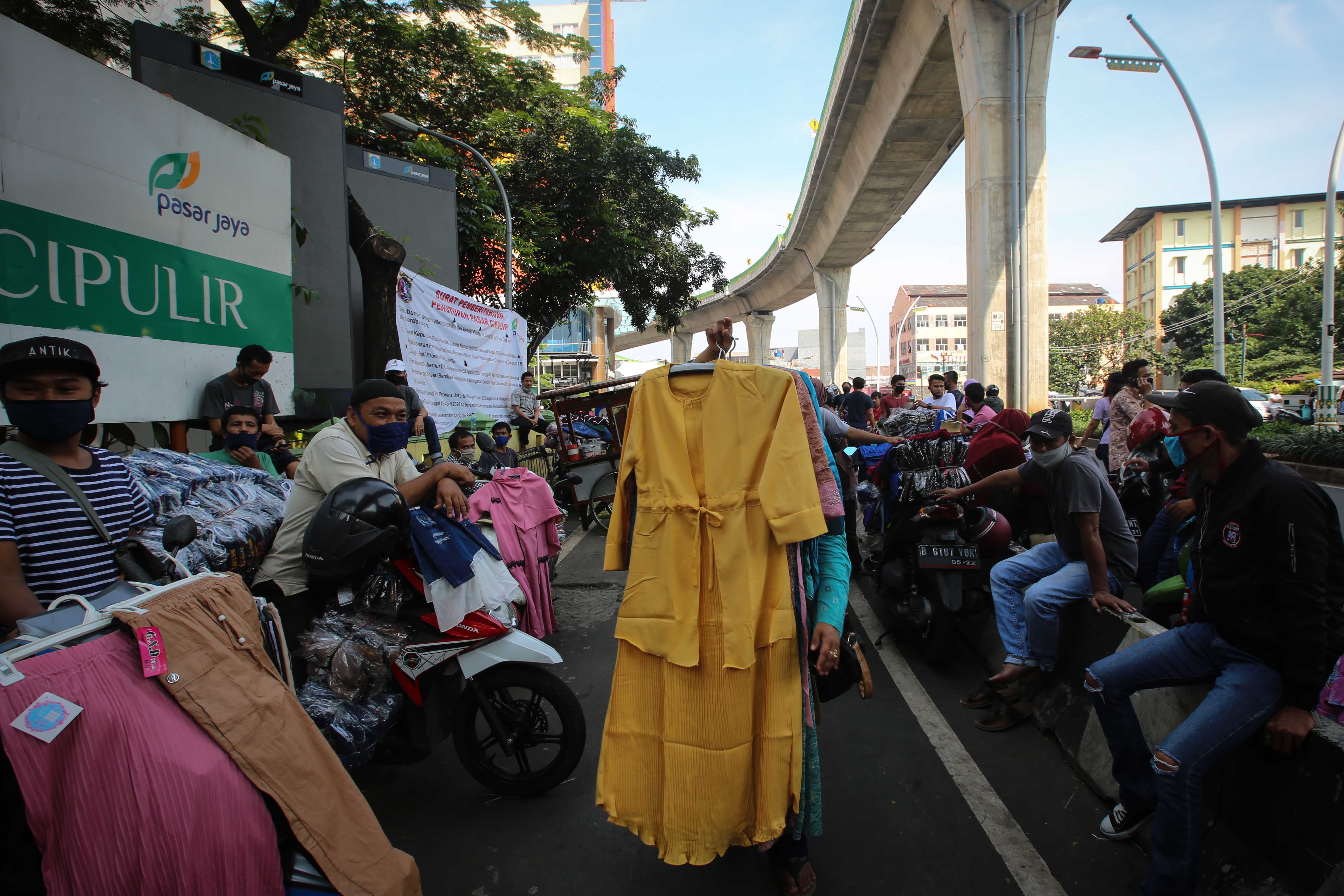 Pedagang Pasar Cipulir Jualan di Tepi Jalan