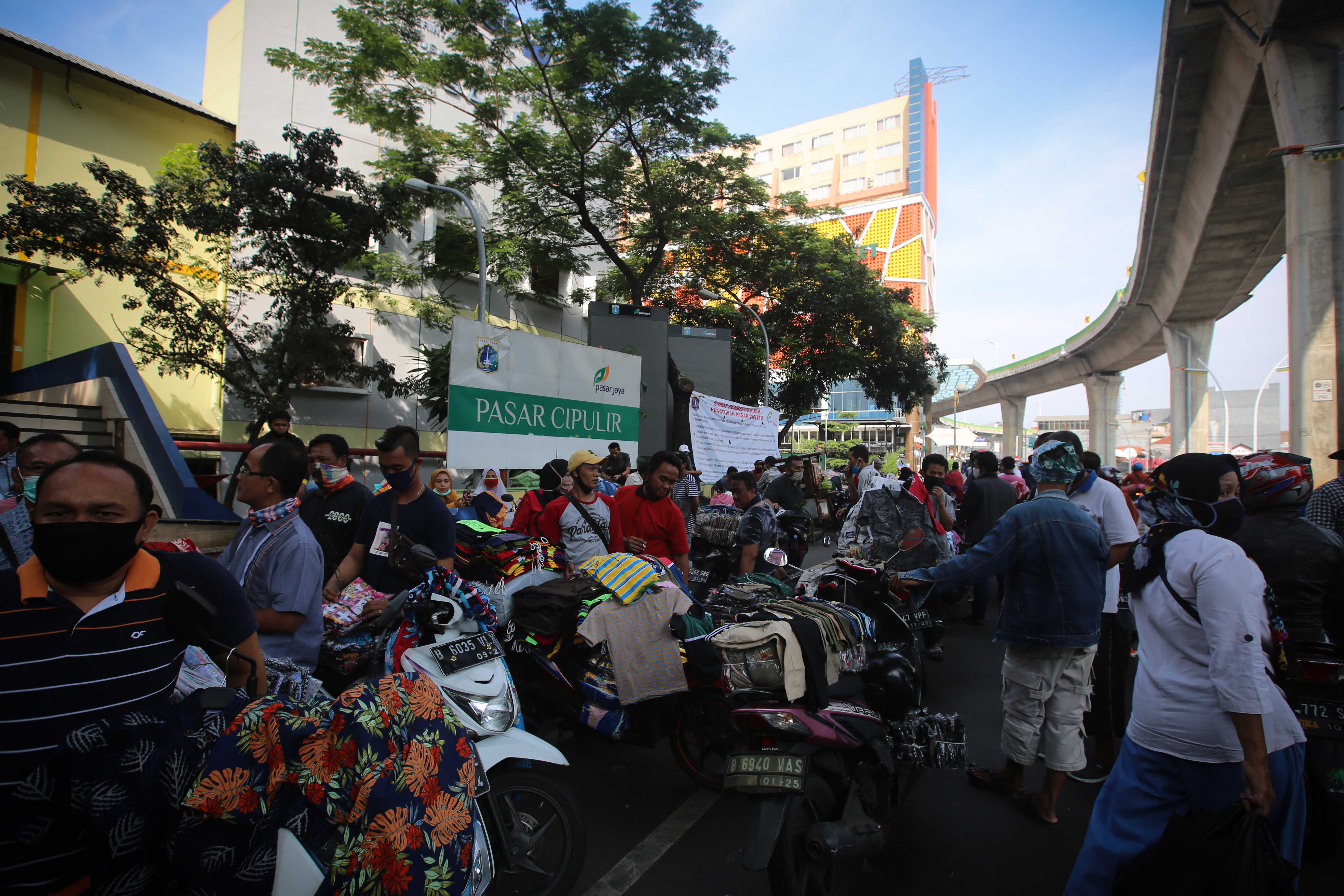 Pedagang Pasar Cipulir Jualan di Tepi Jalan