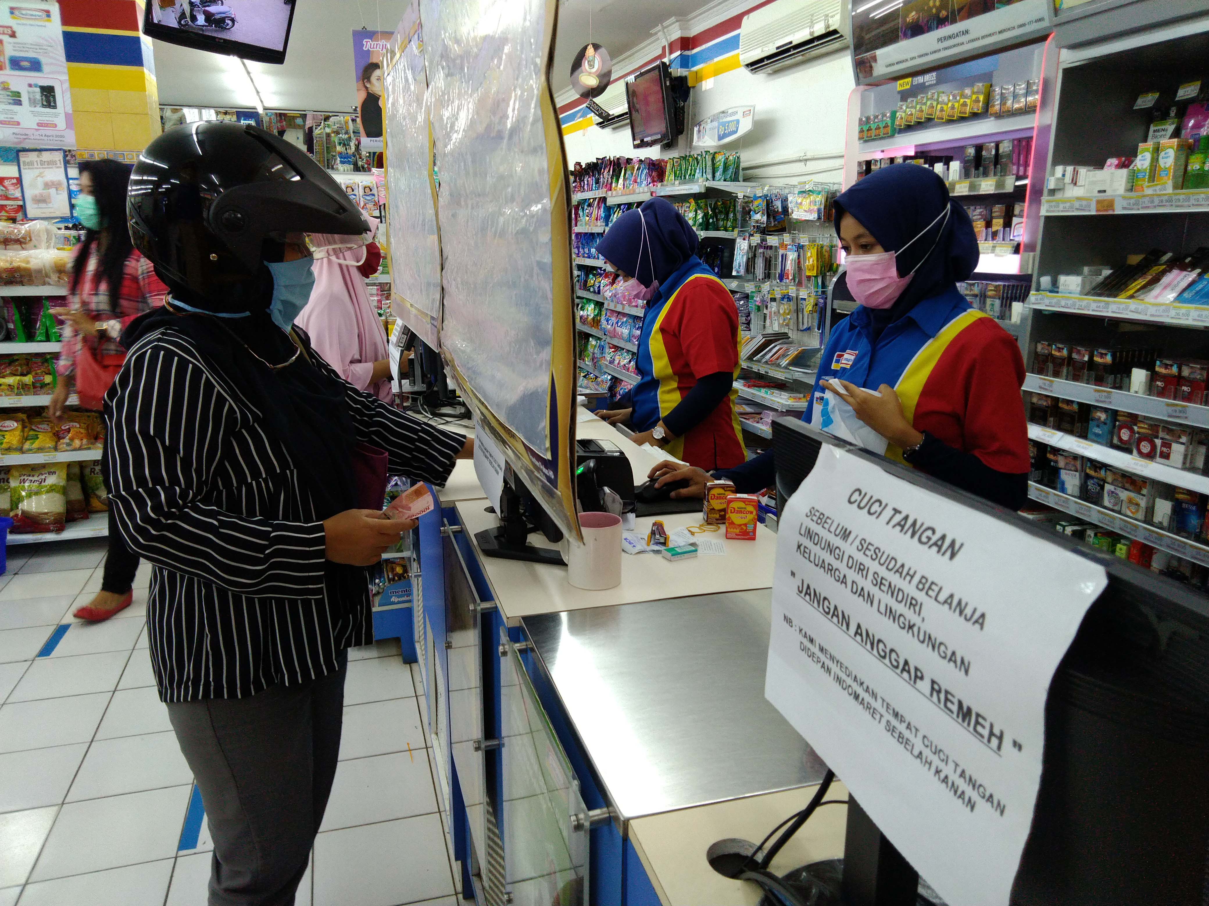 Pembatas Plastik di Kasir Mini Market