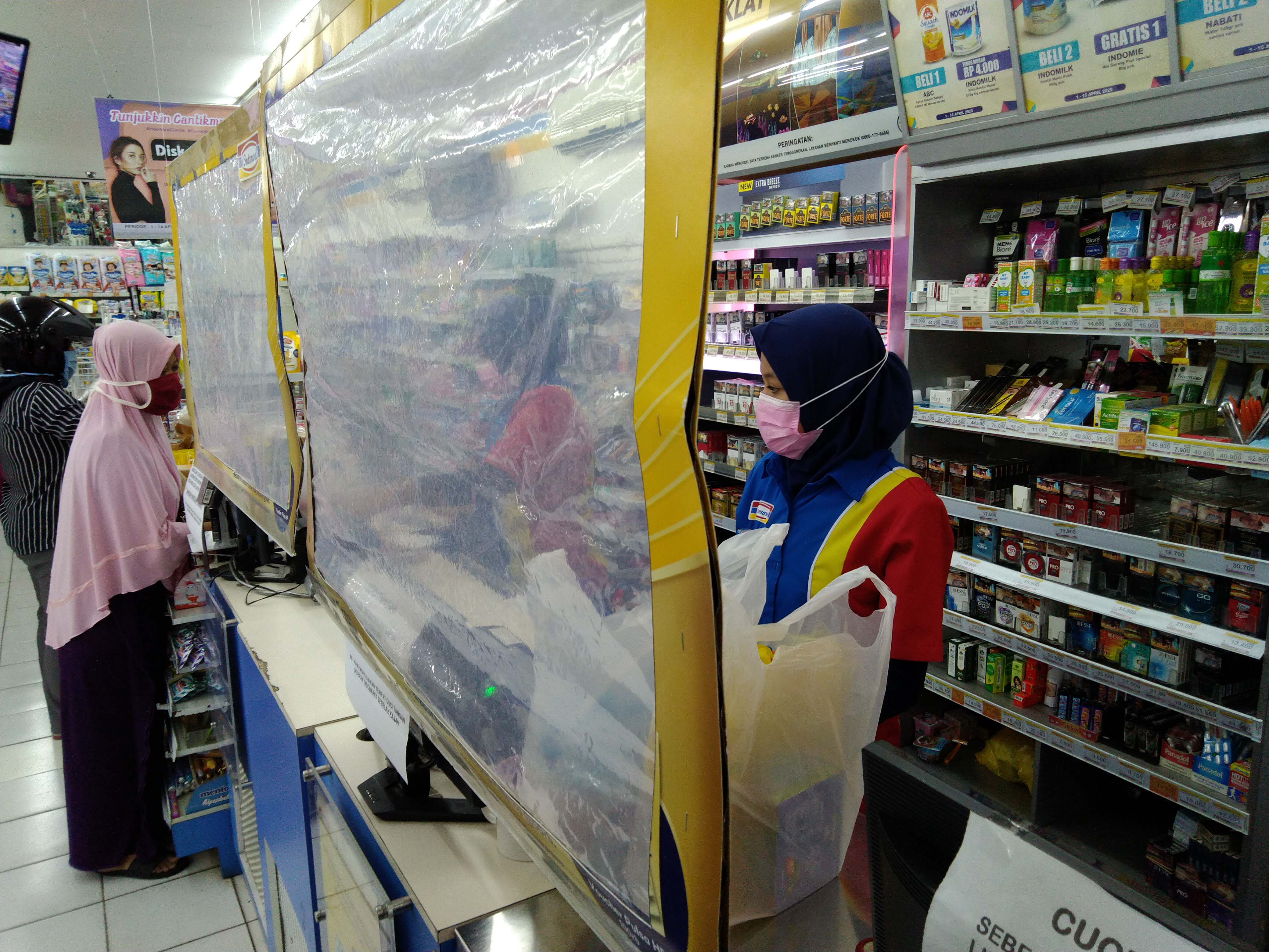 Pembatas Plastik di Kasir Mini Market