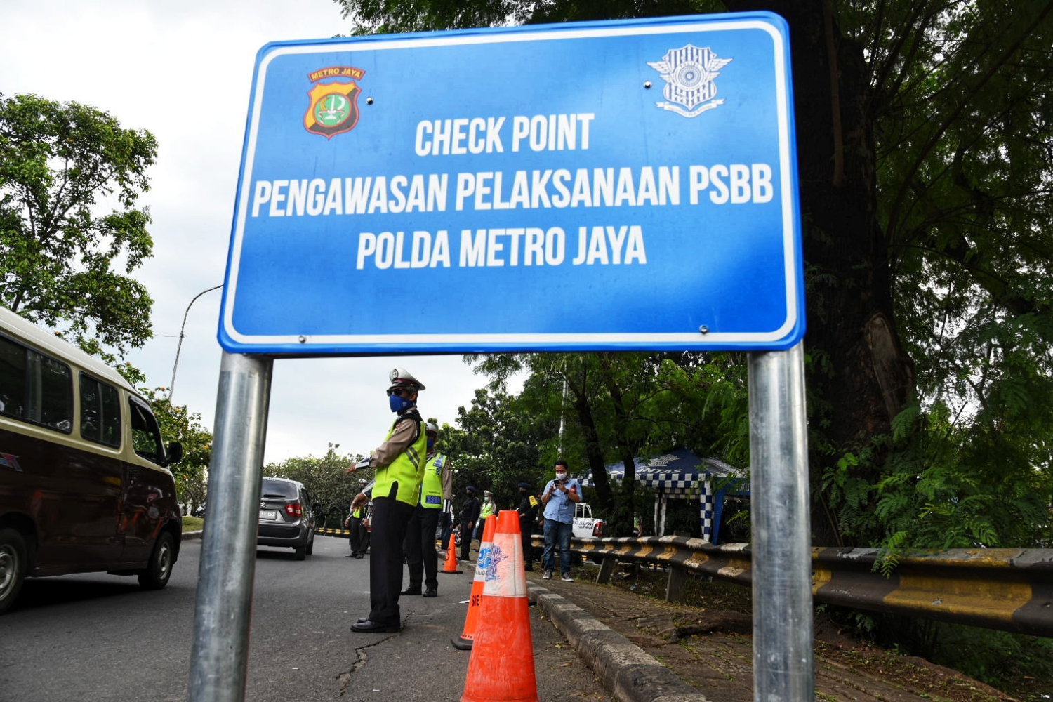 Pengawasan PSBB di Simpang UI