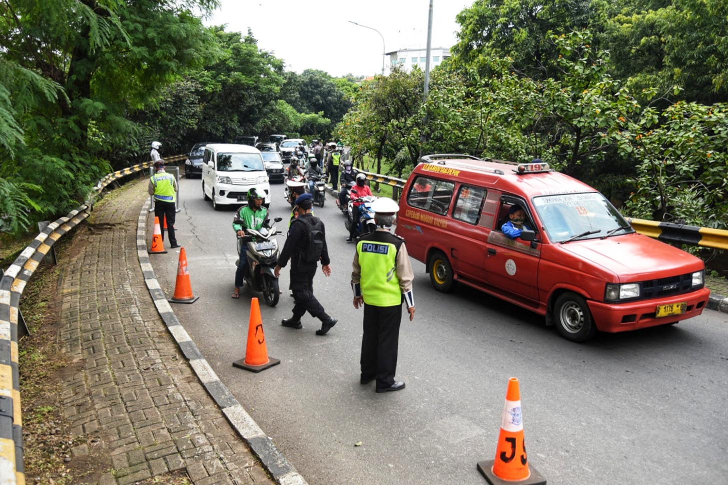 Pengawasan PSBB di Simpang UI
