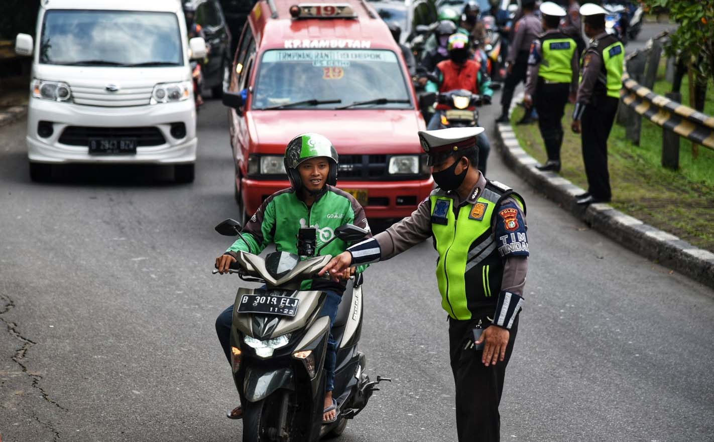 Pengawasan PSBB di Simpang UI