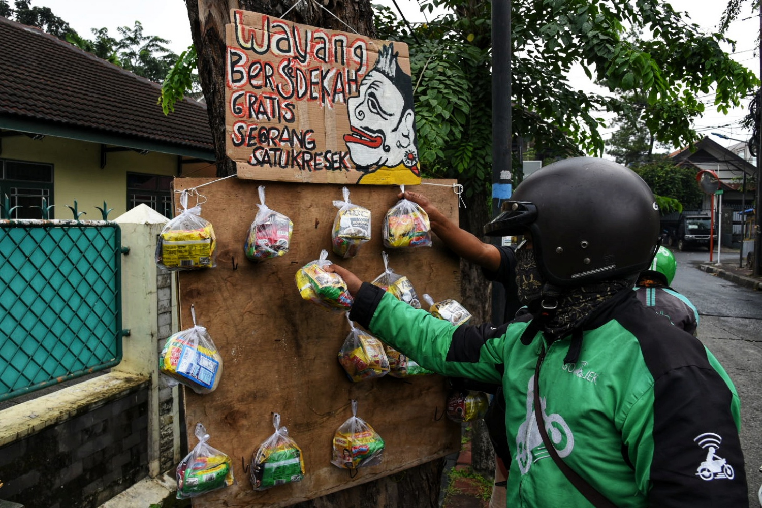 Seniman Wayang Bagikan Paket Makanan Gratis
