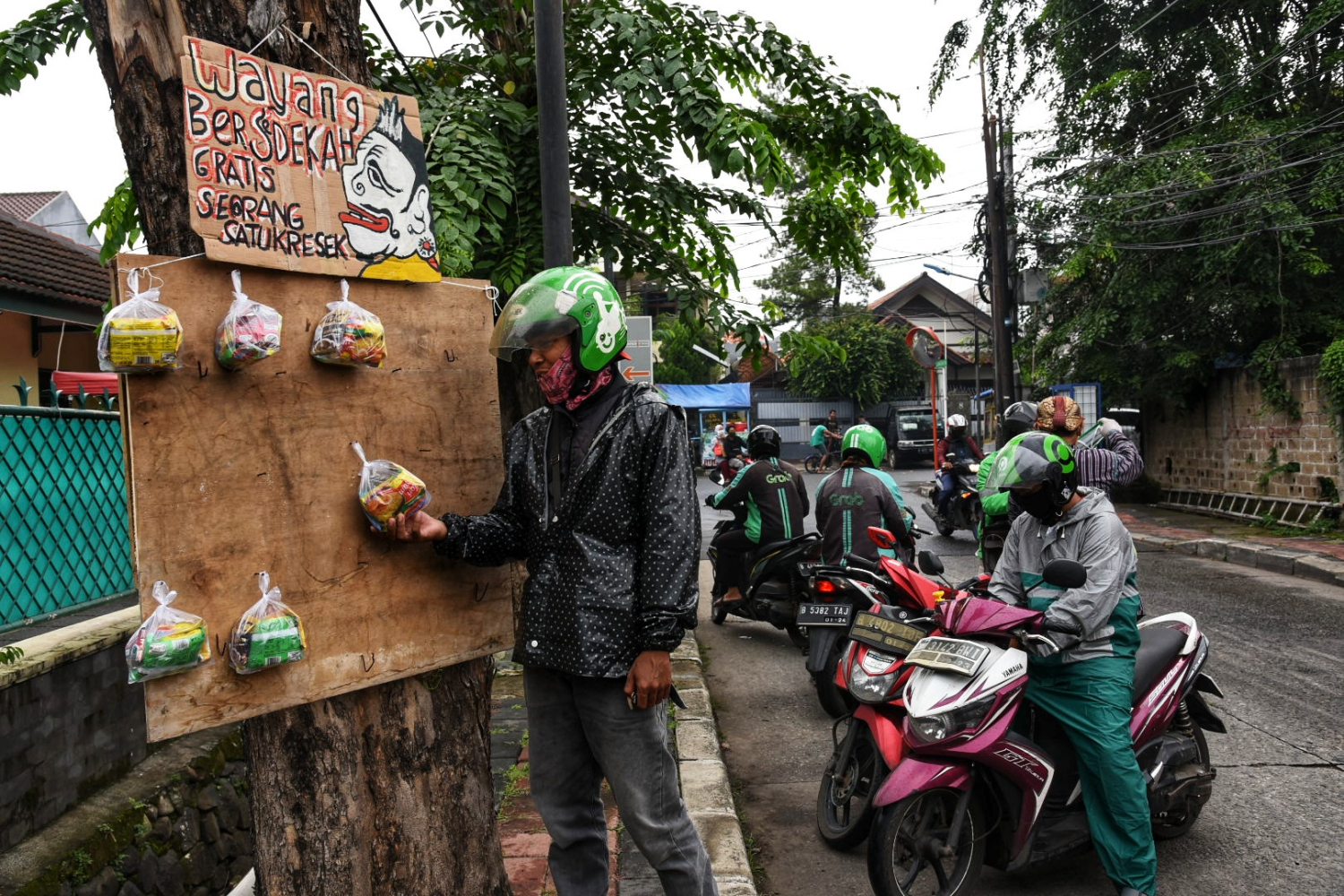 Seniman Wayang Bagikan Paket Makanan Gratis