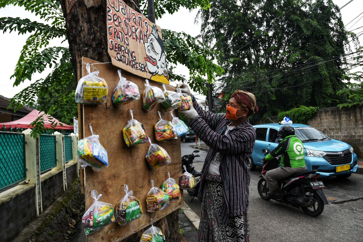 Seniman Wayang Bagikan Paket Makanan Gratis