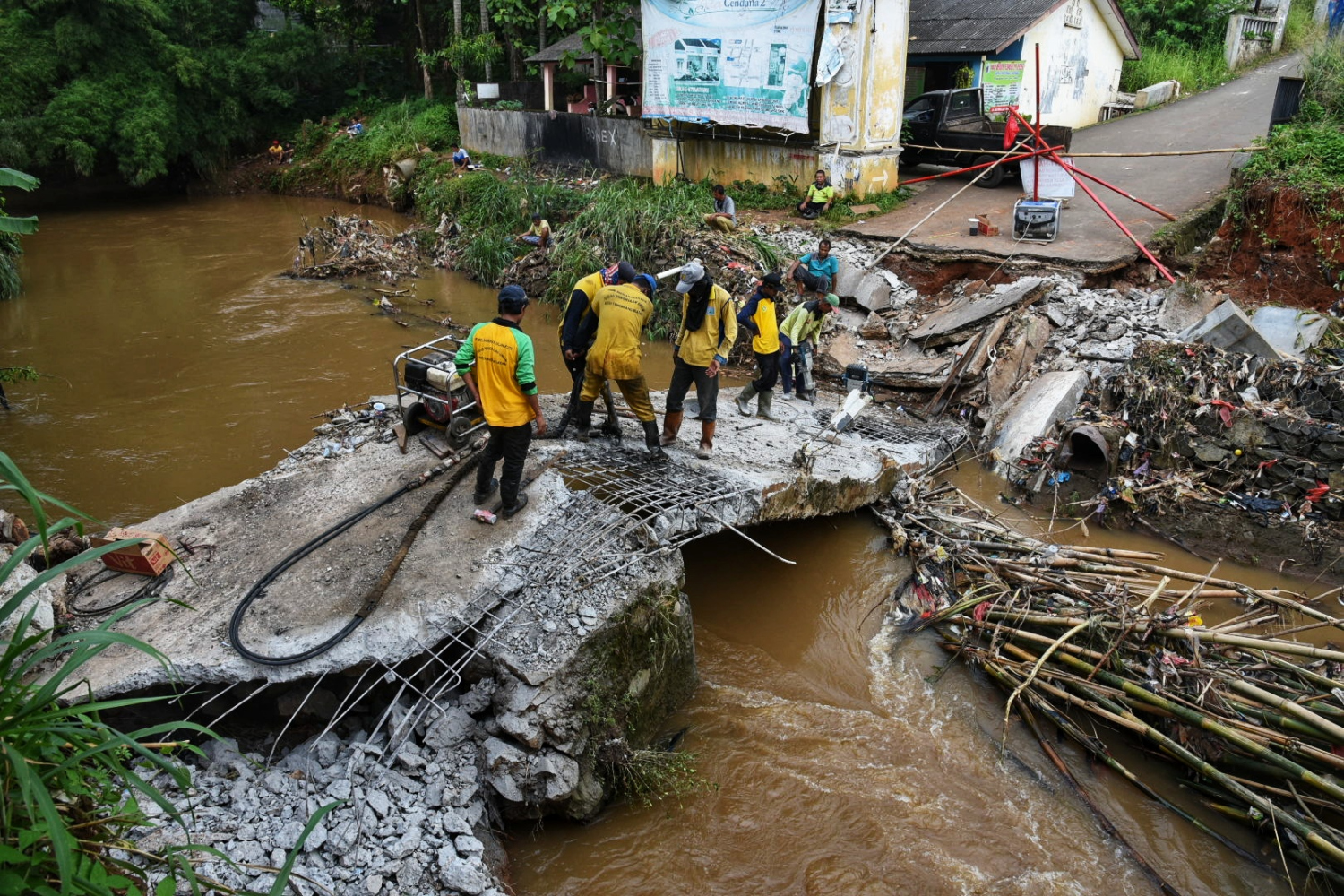Jembatan Ambruk Akibat Banjir