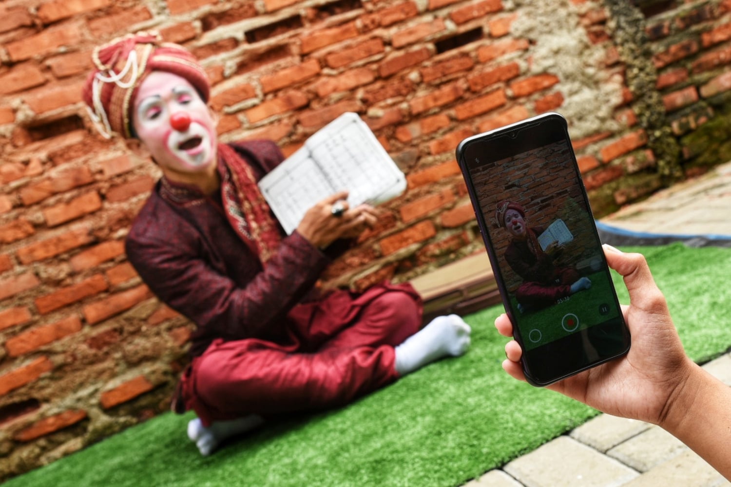 Mengaji Virtual dengan Kostum Badut