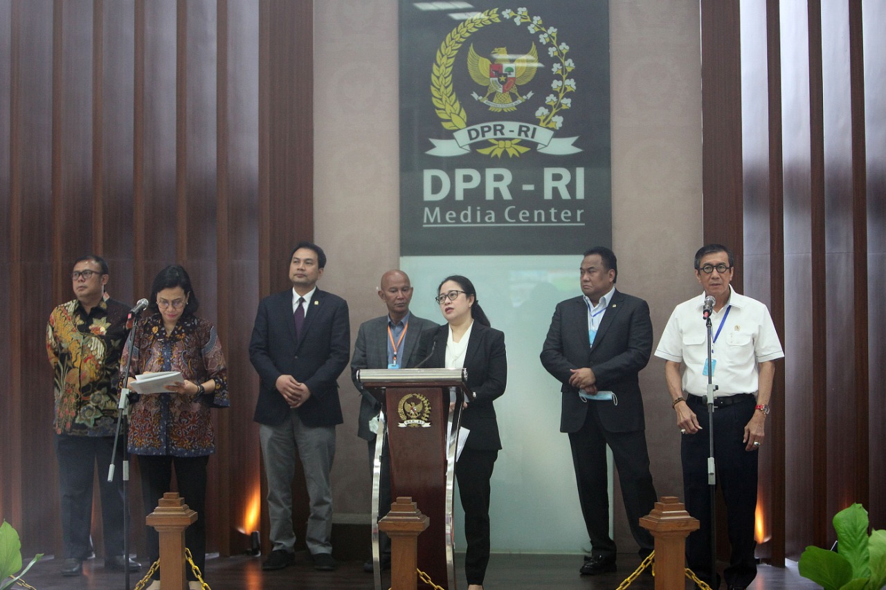 Serahkan Supres Dana Tambahan Korona