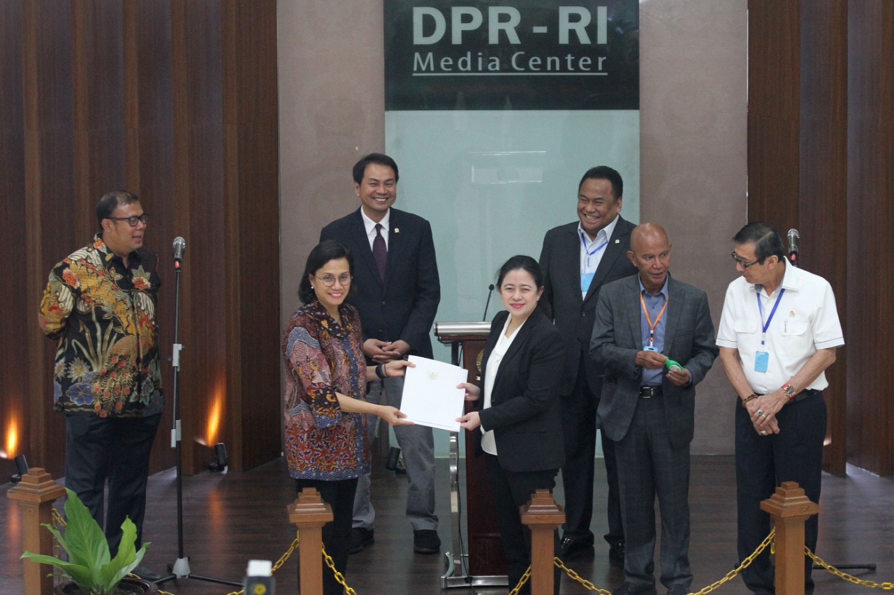 Serahkan Supres Dana Tambahan Korona