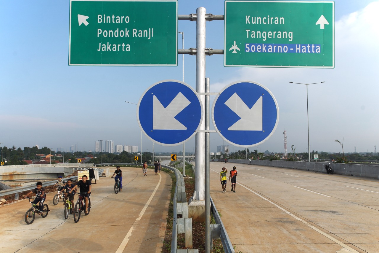 Berolahraga di Proyek Tol Cinere-Serpong