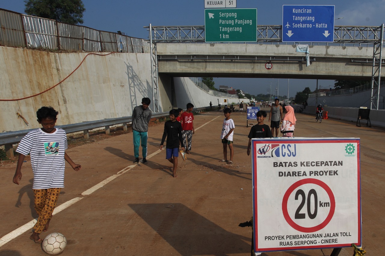 Berolahraga di Proyek Tol Cinere-Serpong