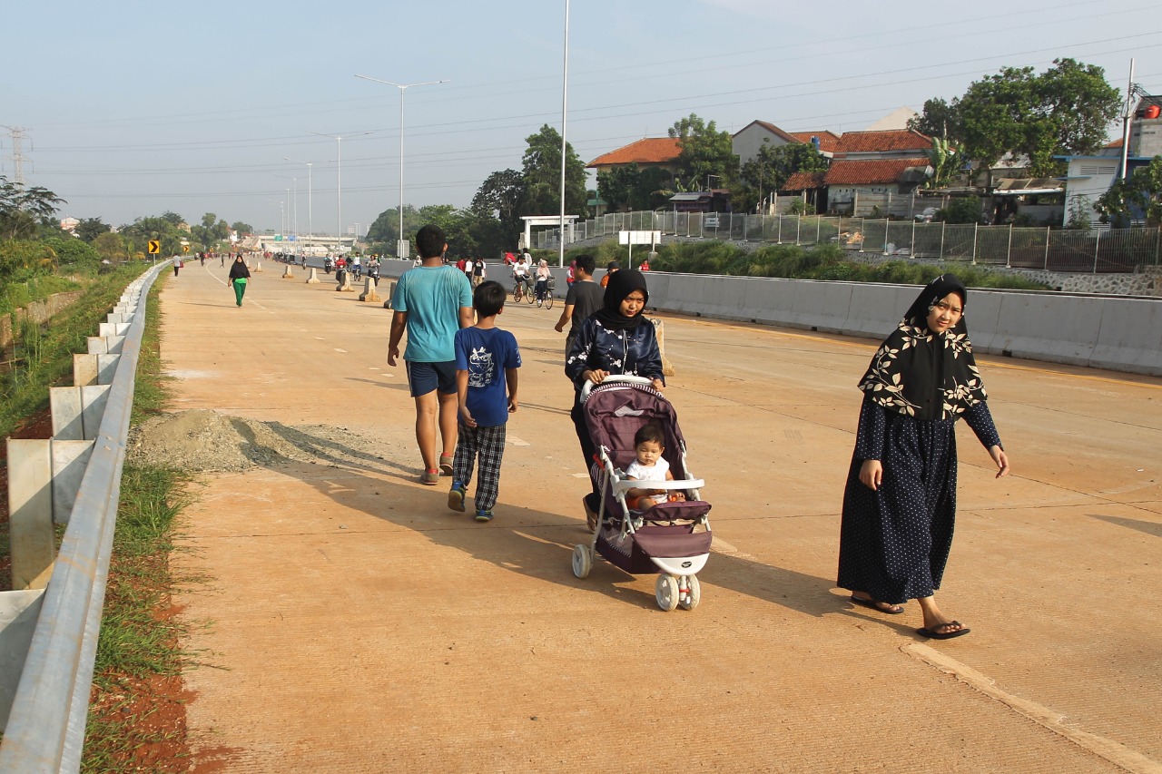 Berolahraga di Proyek Tol Cinere-Serpong