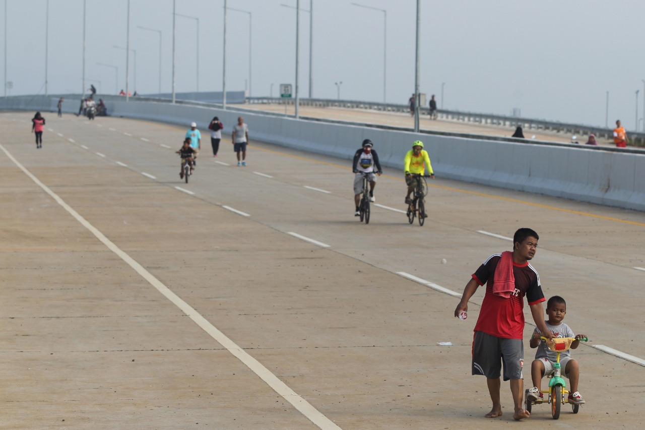 Berolahraga di Proyek Tol Cinere-Serpong