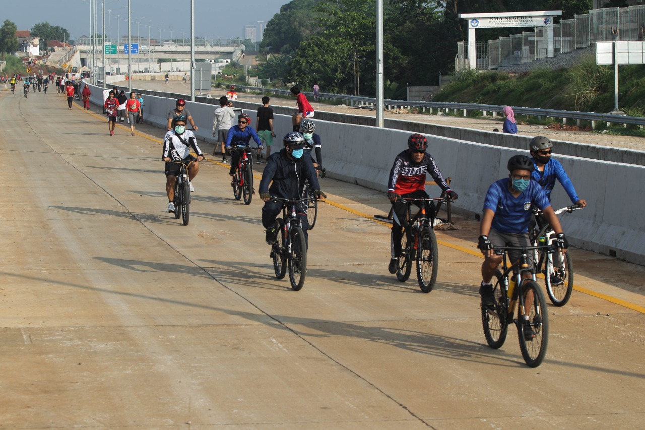 Berolahraga di Proyek Tol Cinere-Serpong