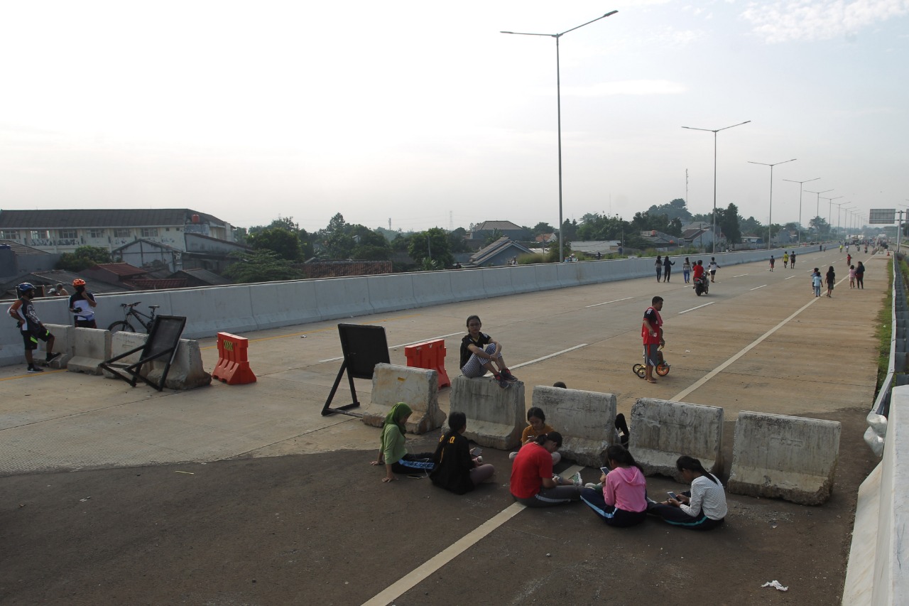 Berolahraga di Proyek Tol Cinere-Serpong
