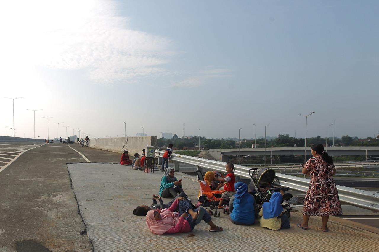 Berolahraga di Proyek Tol Cinere-Serpong