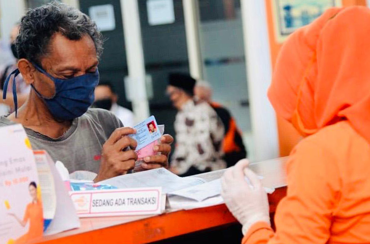 Presiden Jokowi Tinjau Penyerahan Bantuan Tunai