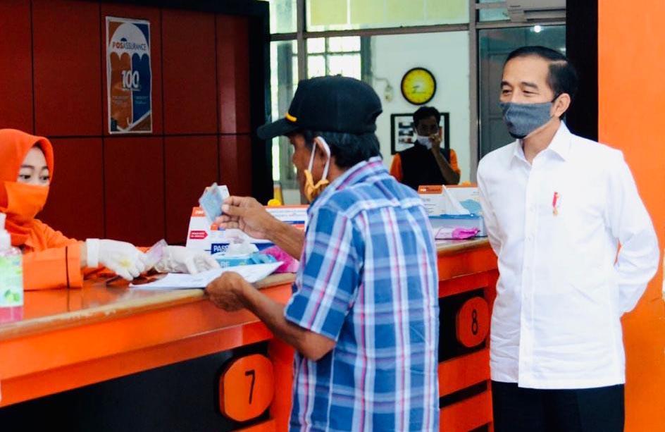 Presiden Jokowi Tinjau Penyerahan Bantuan Tunai